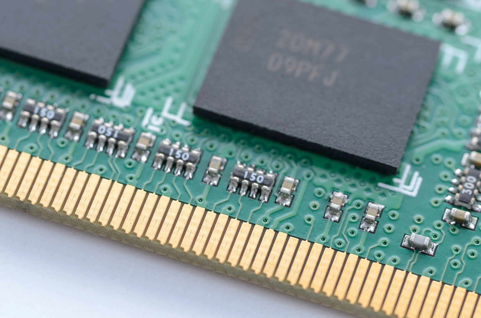 gold-fingers-on-pcb.webp